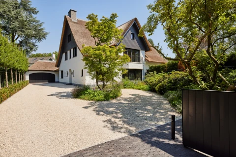 B-Covered COV220050087_Small